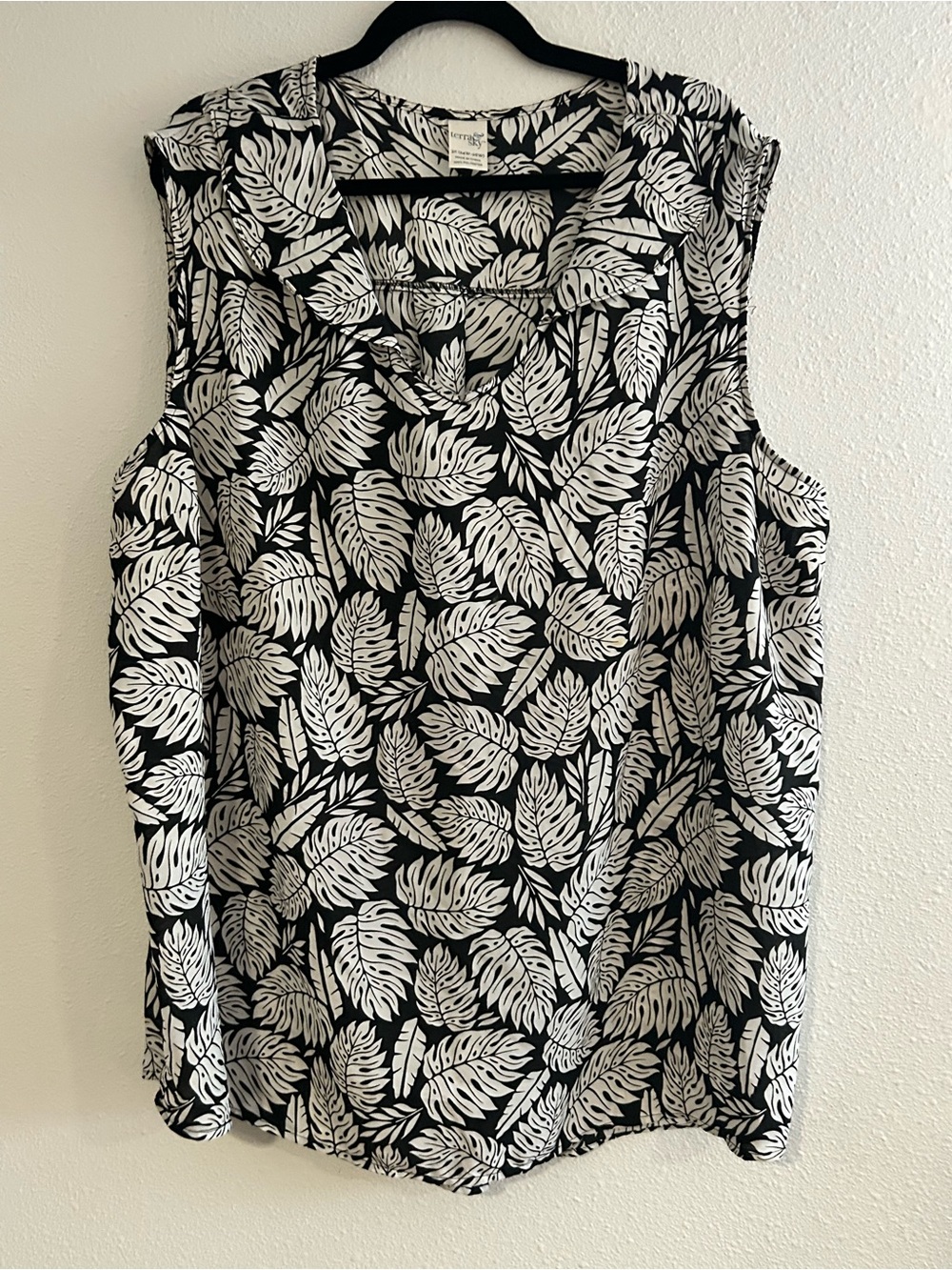 Terra & Sky Black and White Leaf Print Sleeveless Top